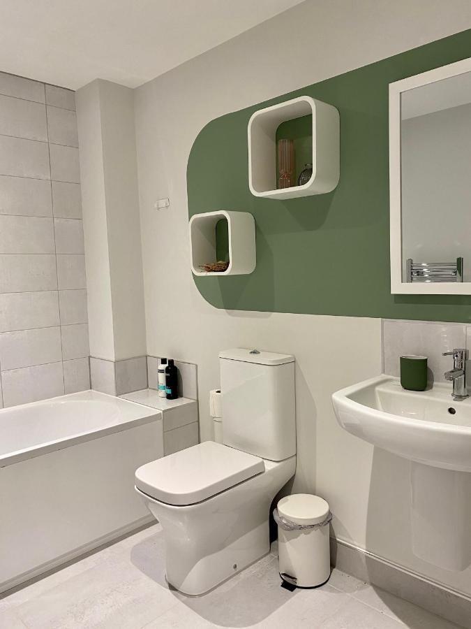 Modern Apartment In Central Quiet York With Free Parking - Contemporary New Building Bagian luar foto